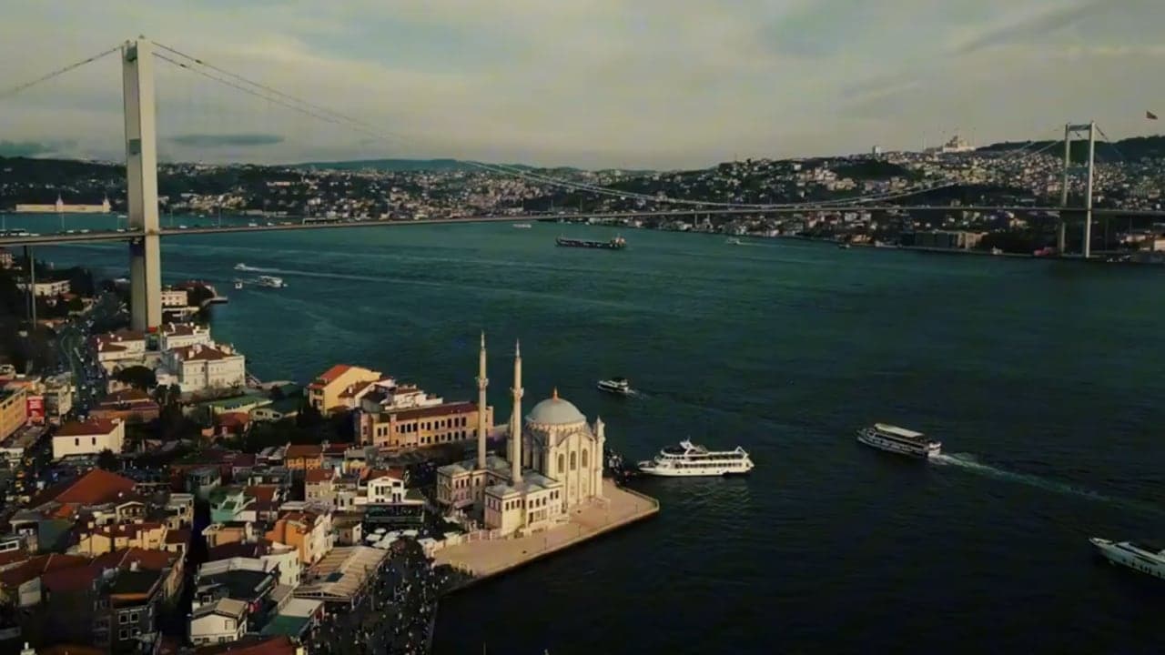 Vue aérienne du Bosphore à Istanbul, avec la mosquée d'Ortaköy au bord de l'eau et le pont suspendu